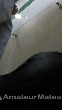 หนุ่ม Str8 มือสมัครเล่นโดนจับได้ว่าฉี่ที่โถปัสสาวะในห้องน้ําสาธารณะ