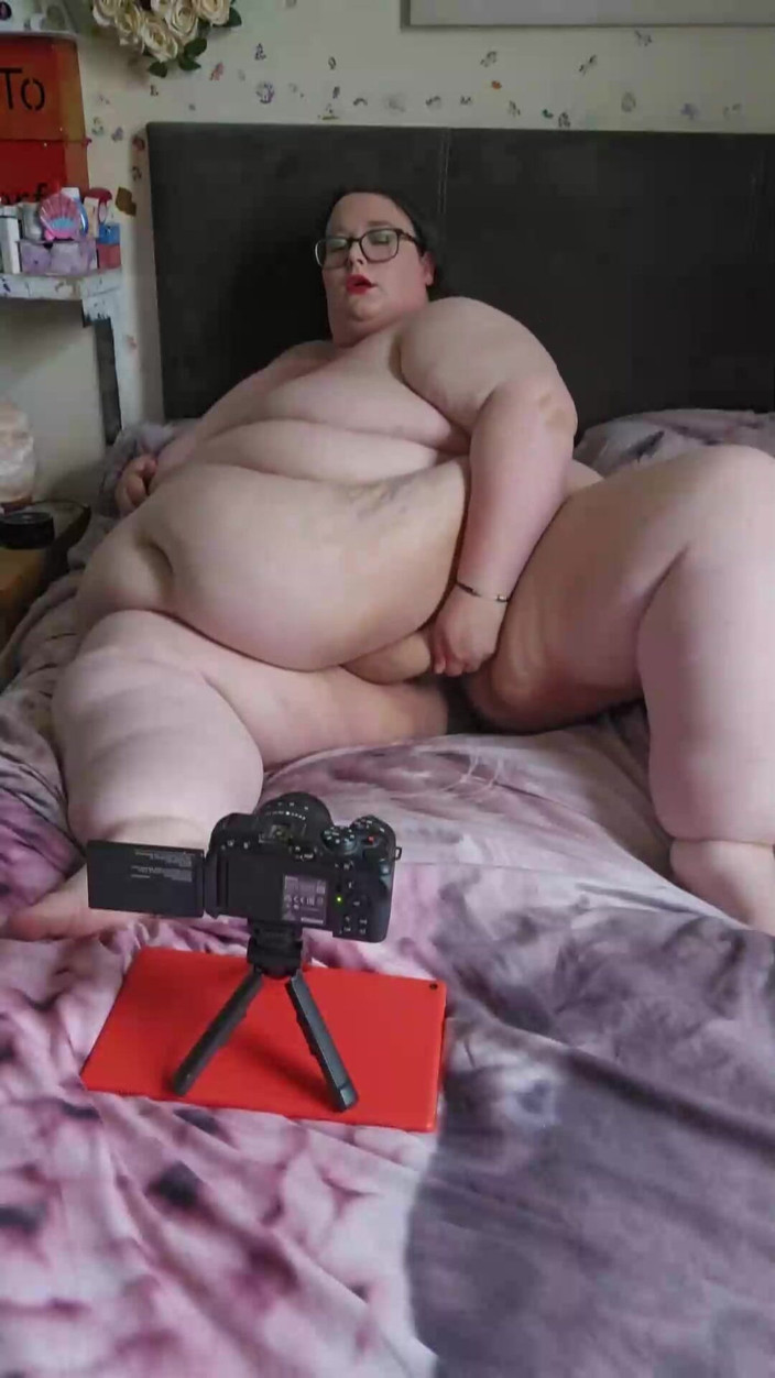 SSBBWLadyBrads: Awek montel super saiz bermain pepek di atas bahagian 2