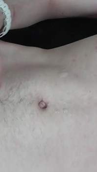 Ragazzo inglese masturba il suo grosso cazzo circonciso