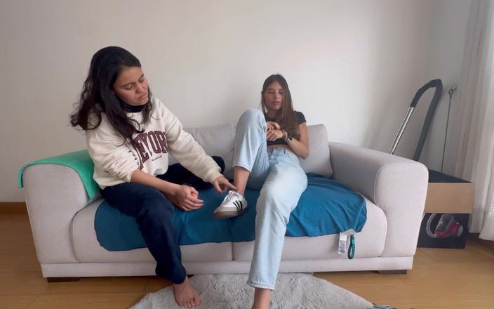 scarlettandc: Дві жінки борються ногами
