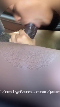 Linda alemana chupa cada gota de semen de mi polla en el asiento trasero