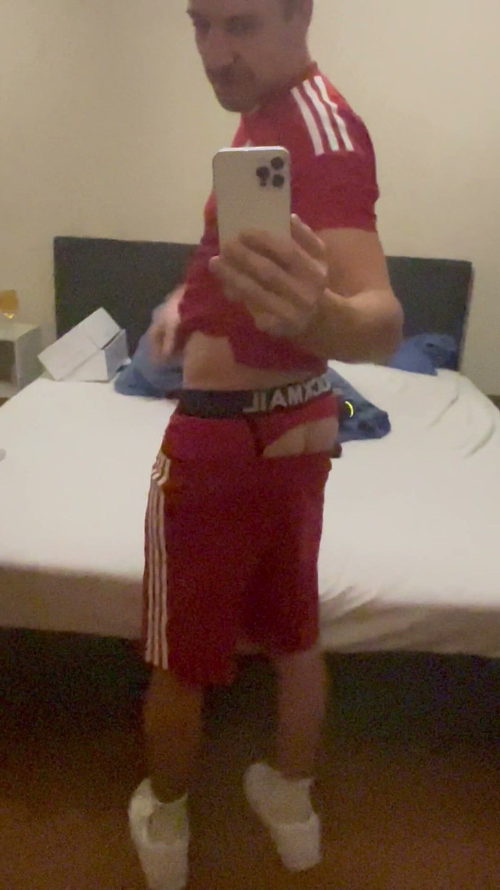 Fitlevi: Sportboy - cewek nakal lagi asik ngocok dengan baju olahraga