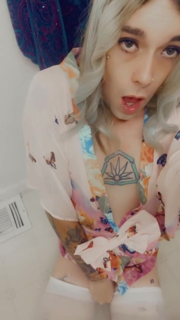 CarmenMelatonin: Kimono Kiss babe wants cock