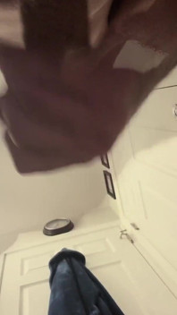 射精、カメラに滴り、大きなチンコでトイレでオナニー