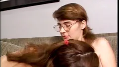 Geile meid heeft lesbische seks met haar stiefzus op de bank