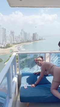 Geile schwangere frau wird auf dem balkon hart gefickt