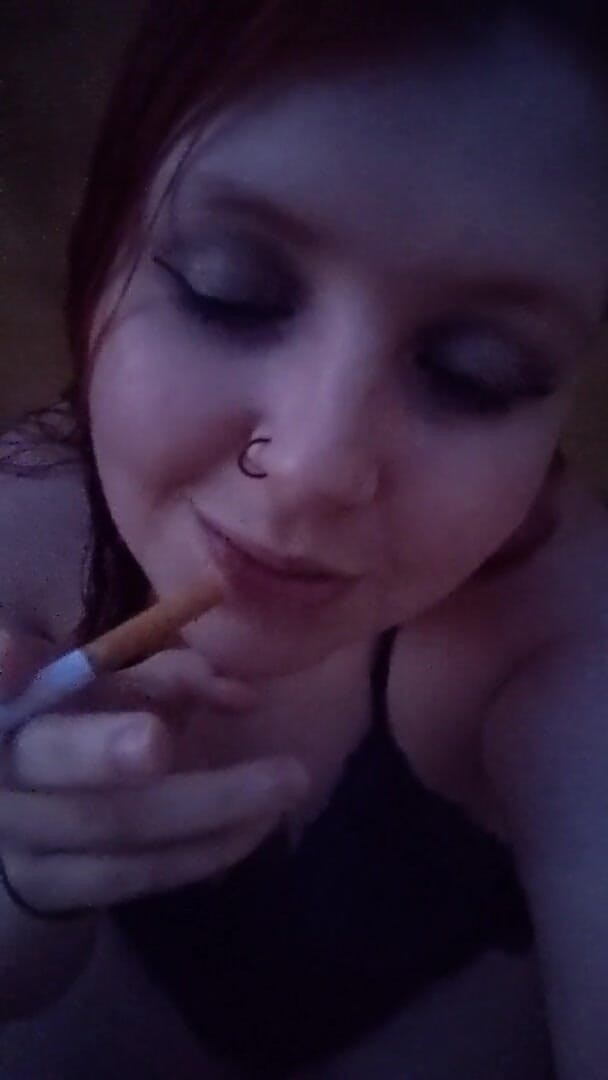 Sin Spice by Sophia Sinclair and Jasper Spice: La tettona prende in giro mentre fuma da Sophiasinclair