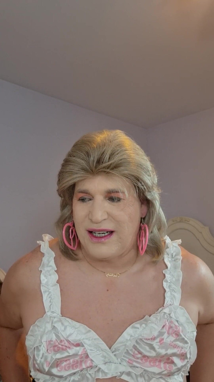 Victoria Lecherri: Curvă efeminată!