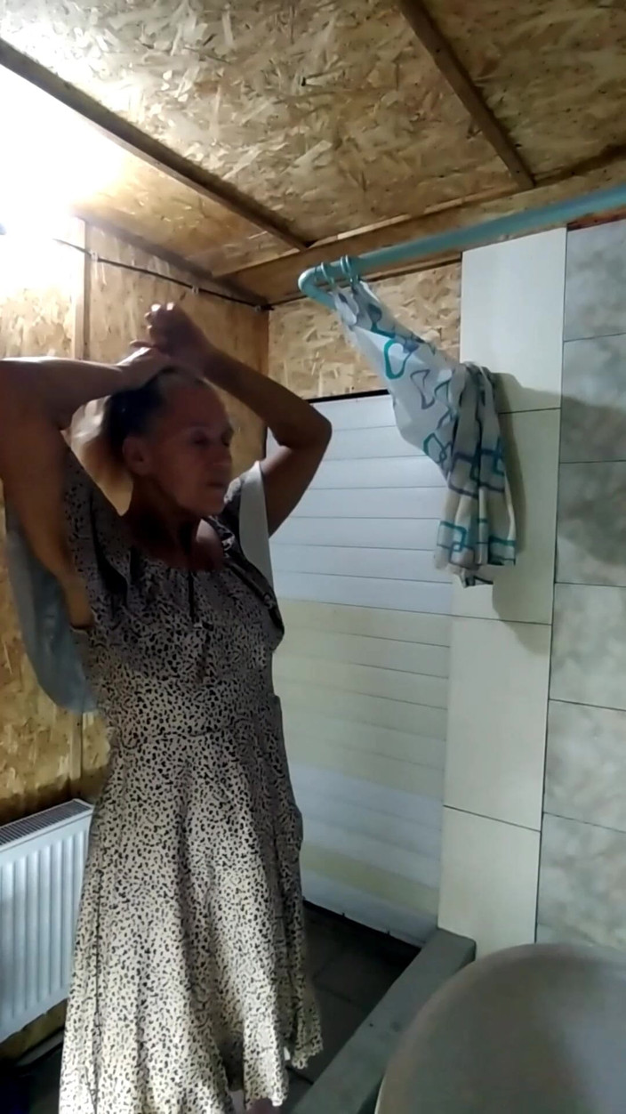 Lukerya: La femme au foyer séduisante Lukerya ressent la chaleur du...