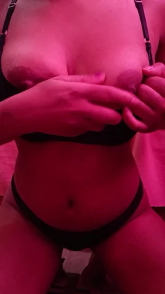 Morena peituda
