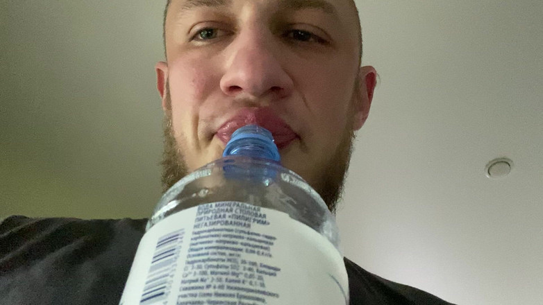 Hunky time: Alpha lấp đầy một chai với nước bọt của anh ấy (snot)