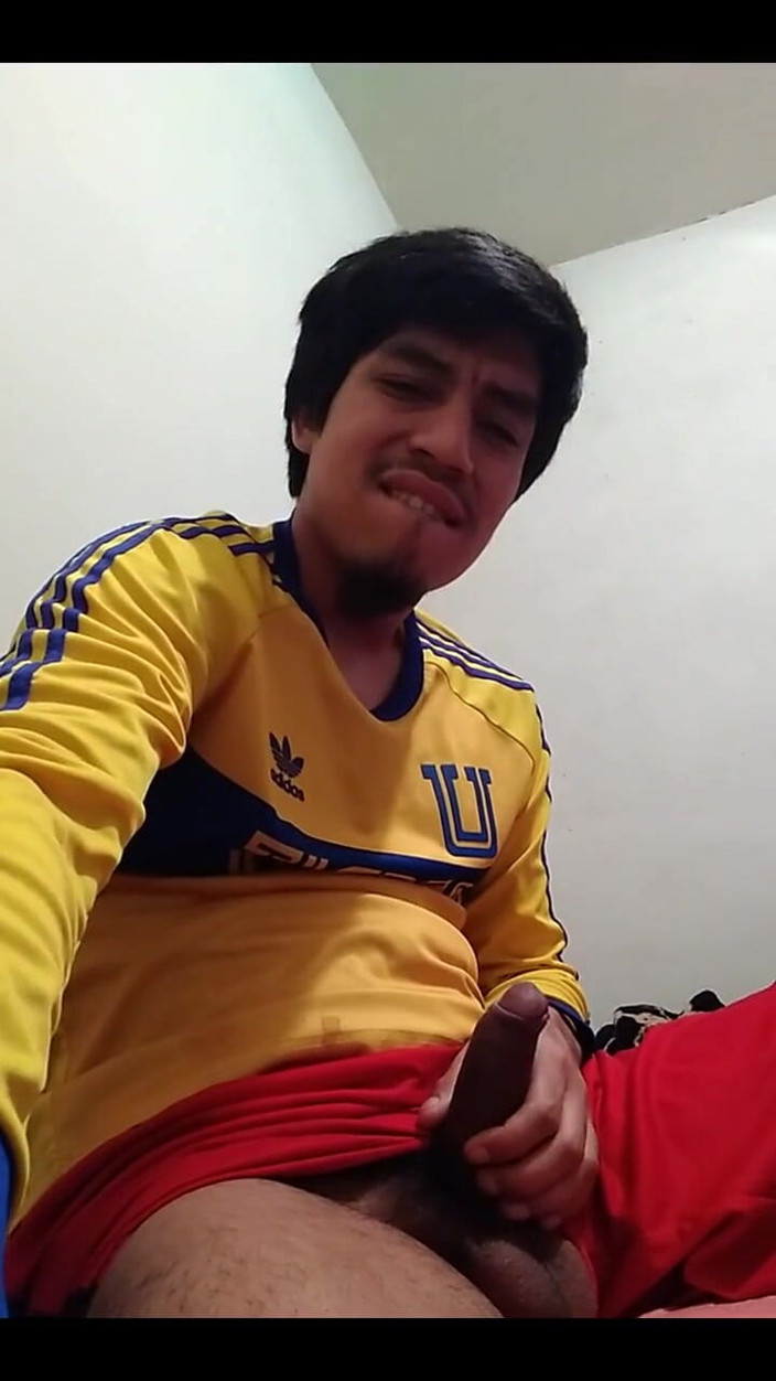 AlexAlejandro13: 이 오지는 두꺼운 페니스 보고 탈출해줘