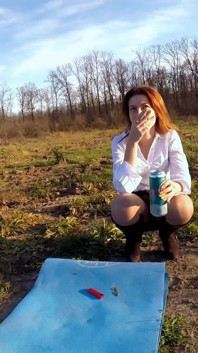 Si rambut merokok kurus dan ketawa di luar rumah sambil menyentuh pepeknya– palung pantyhose