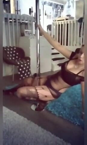 BambiAmbita: BambiAmbita och poledance med fingrar