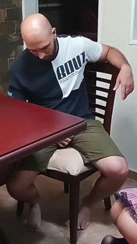 Eu vejo minha cunhada limpando e meu pau fica duro sem pensar, eu a fodo.