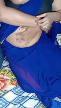 Mavi renkli sari içinde yeni seksi yenge.