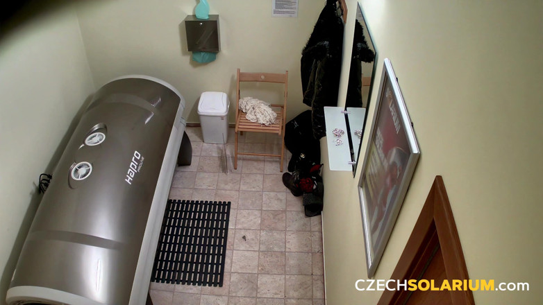Czech Solarium: Czech Solarium 71:年轻的黑发女郎表演性感