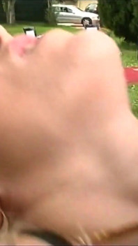 Orgie amateur avec beaucoup de gros cul baisant des bites et éjaculant sur des MILF sexy excitées