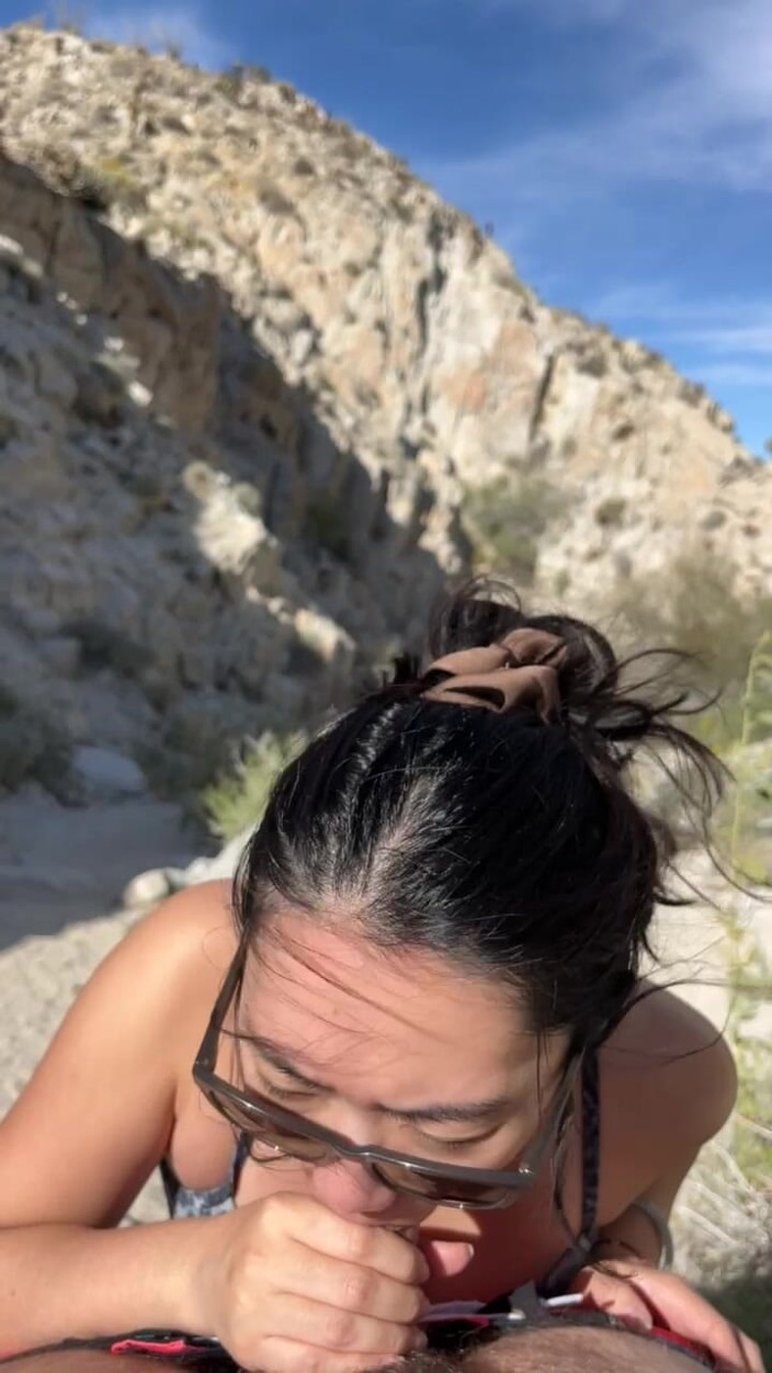 meimeiXXX: Mamada al aire libre mientras camina en el desierto - amateur -...