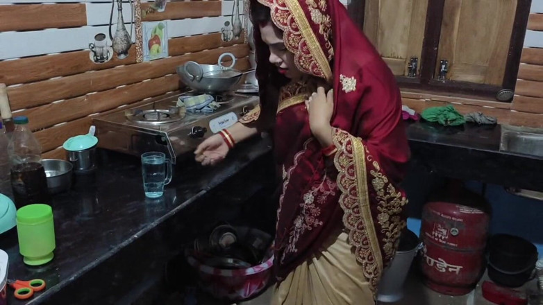 Sona bhabhi: 老人出轨继女，当继子不在家时，射在嘴里