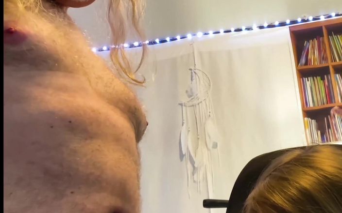 GamerGirlRoxy: Mângâind pula peste doamna însărcinată distrasă.