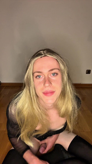 Fembaby: 19-jähriger zierlicher femboy anal gefickt und weit offen