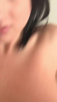 Güzel hatun amcığı için büyük yarak kullanıyor