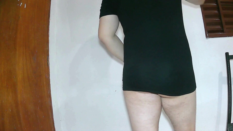 amateurbrazilian: Hebe dein kleines kleid hoch und stecke deinen arsch in...