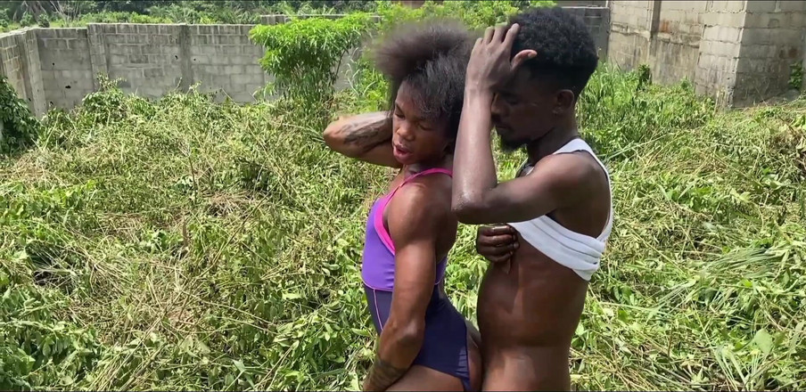 Bullet: Une Africaine à longue bite se fait baiser