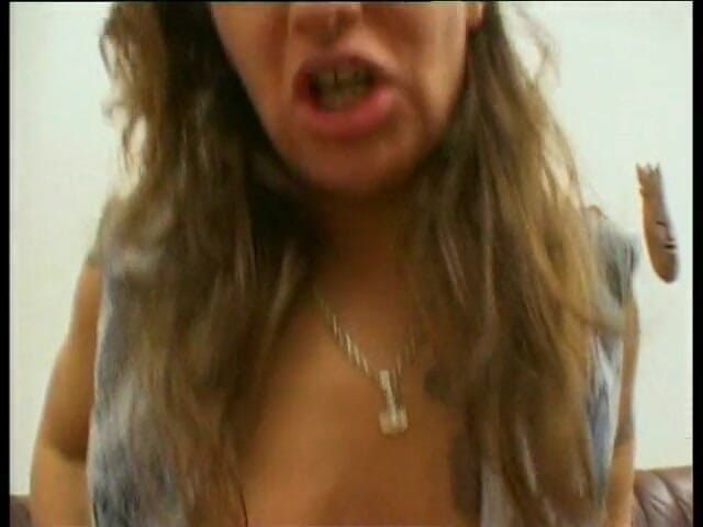 Horny Two really wet MILFs: Tatuada madura prostituta é fodida depois de seduzir sua buceta com...