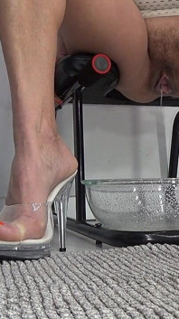 Bellissime Gambe Che Fanno Pipì in Una Ciotola per Insalata