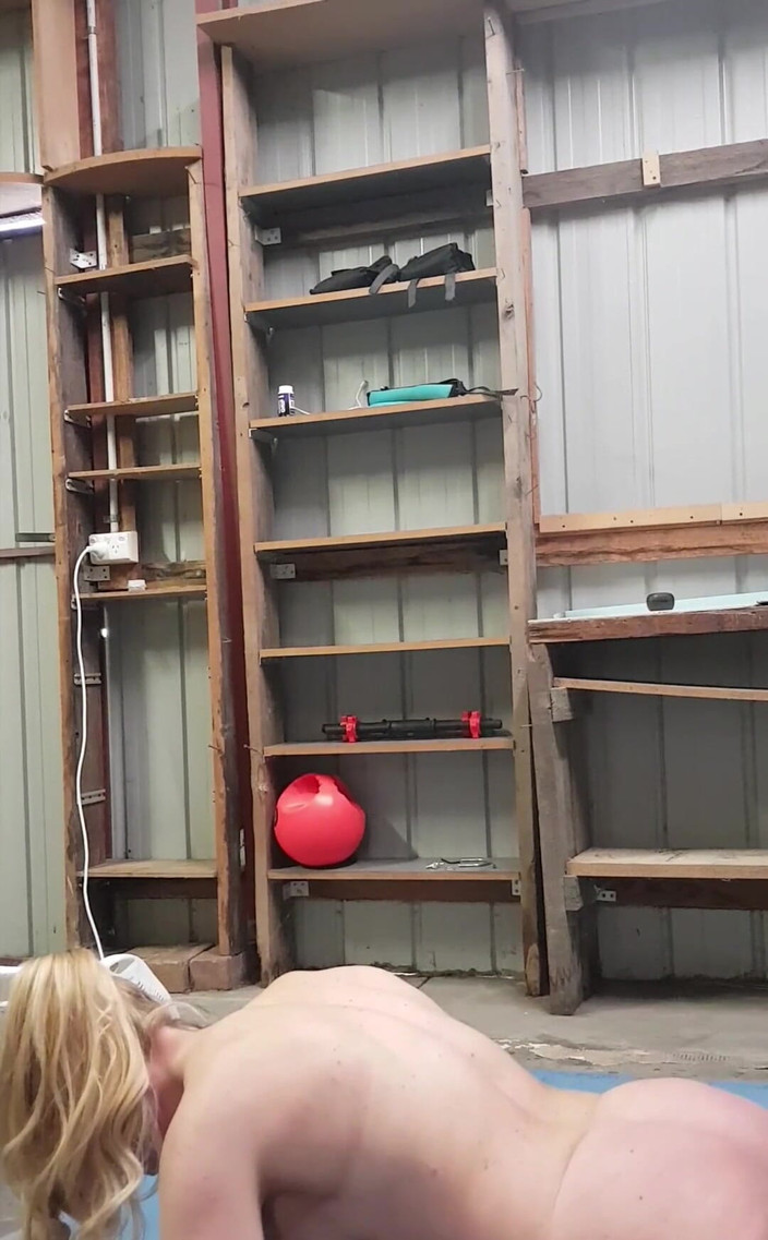 Michellexm: Tập luyện khỏa thân, nâng ngực, bicep curl, pallof press...