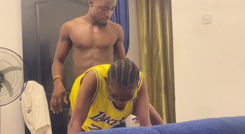 Seggzdotcum: 彼女は一日中仕事の後、ストレスを解消するためにセックスをします