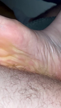 Handjob tự quay tại nhà và footfetish giày đế gợi cảm