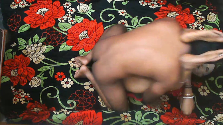 Busty Banuu: Ik kleedde sexy Bhabhi uit en neukte haar op zijn...