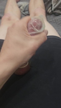 Pequeña travesti femboy se corre dentro de su condón después de masturbarse