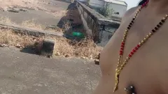 Bella trans che rompa ragazze nude di lato