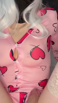 Ragazzo effeminato vuole che tu lo aiuti a venire sul suo culo