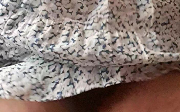 Mommy big hairy pussy: Üvey annenin şişman, kıllı amını elbisesi altında gösteriyor