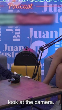 विशाल स्तनों वाली लैटिना rosxanagutierrez को Juan Bustos Podcast पर चुदाई मशीन द्वारा चोदा गया