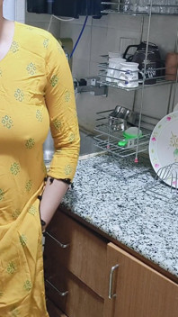 Azgın üvey annemi mutfakta buluyorum - Hintçe porno