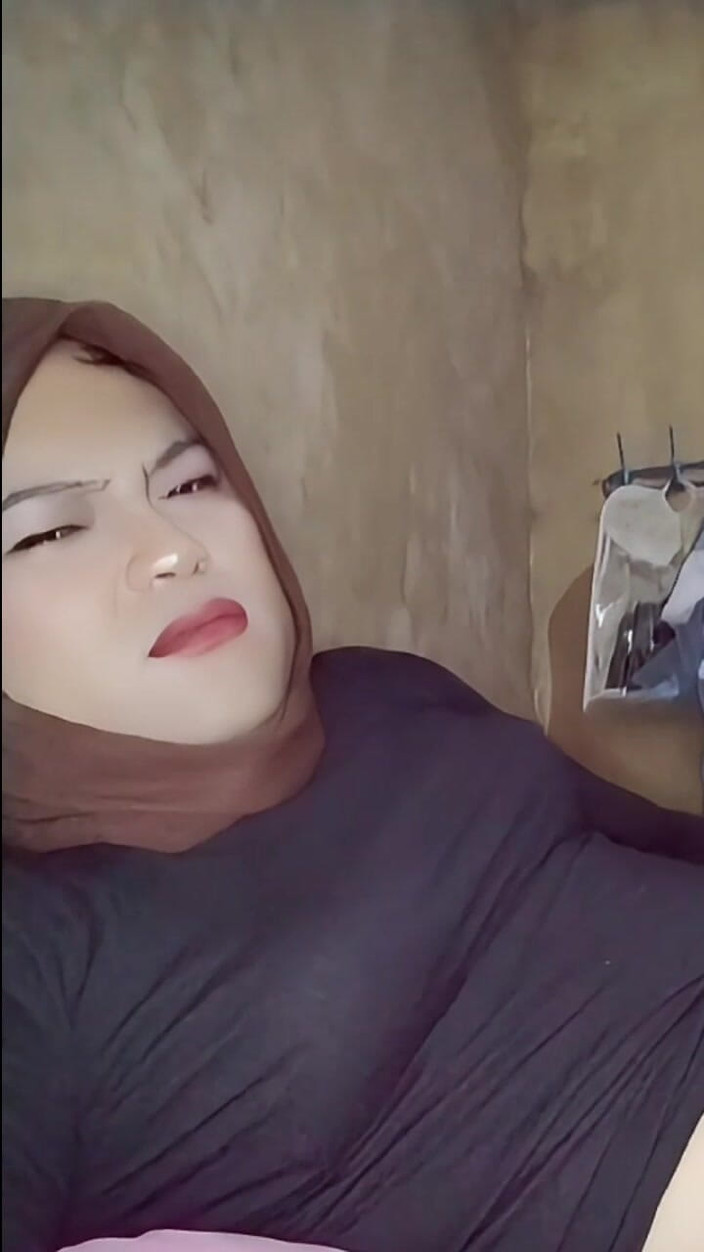 Ivvy Crossdresser: Івві дуже пристрасна у своїй спальні