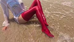 Shiny teens: 859 Ciorapi spandex roșu lucios pe plajă 2