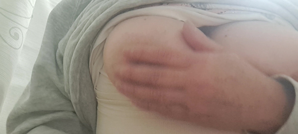 Mommy big hairy pussy: Mamma ha il seno duro