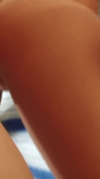 Latina con la piccola faccia dell'apparecchio si fa scopare duro da un cazzo più vecchio