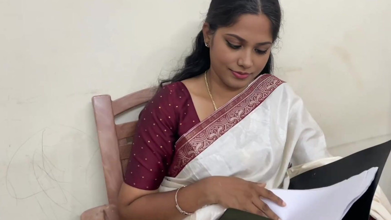 Desisexqueen: Indyjski Desi nauczyciel i dyrektor robi wideo