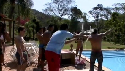 Group Bang: Verrückte nasse orgie mit heißen latinas und einem glücklichen hengst