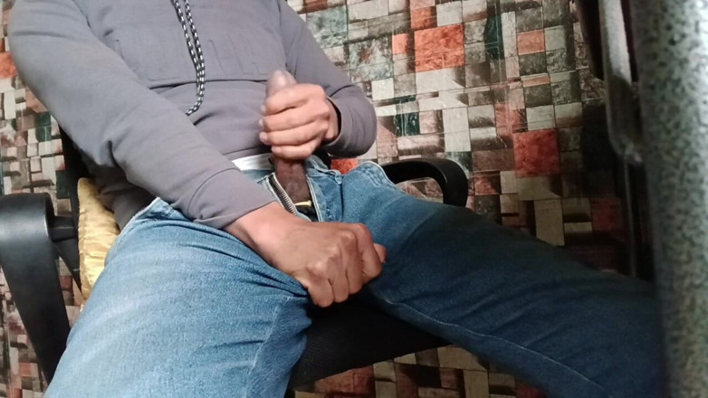 Hornyboy2058: Мужик громко стонет, пока его поглаживают - сессия полного удовольствия