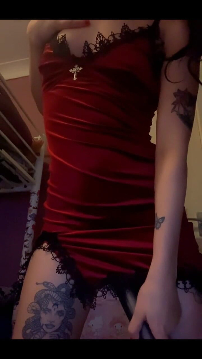 Bunny and The BBC Bull: 빨간 드레스를 입고 시오후키하는 매직 지팡이