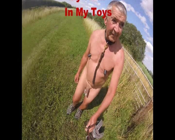 Andy: Promenade nue dans mon cock ring